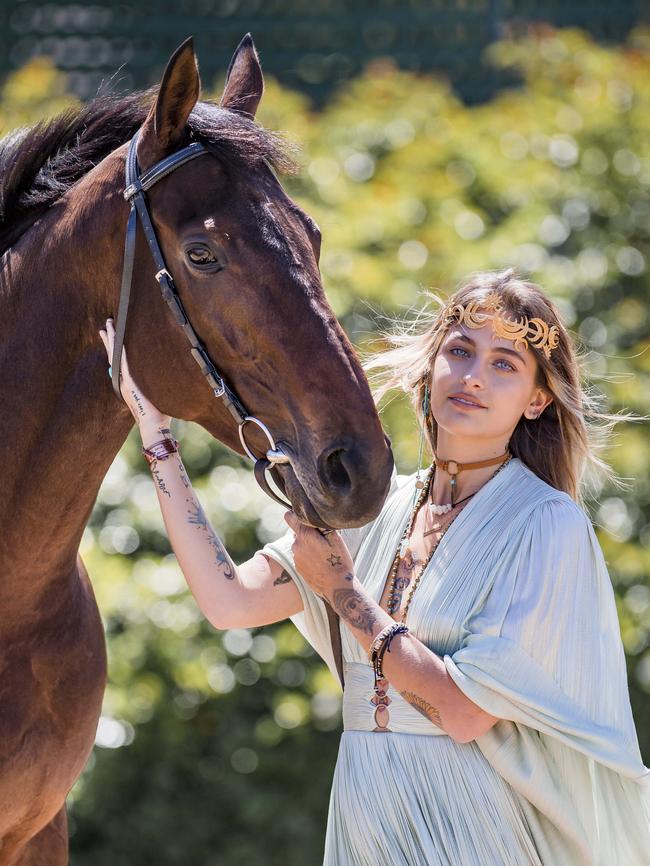 Paris Jackson meets Melbourne Cup favourite Marmelo ahead of the 2017 Melbourne Cup. Photo: Jason Edwards