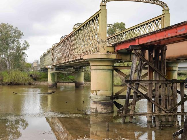 The Murray River crossing between Albury and Wodonga. Picture: Simon Dallinger