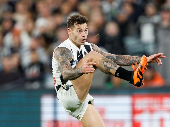 MELBOURNE, AUSTRALIA – MAY 03: Jamie Elliott of the Magpies kicks the ball during the 2024 AFL Round 08 match between the Carlton Blues and the Collingwood Magpies at The Melbourne Cricket Ground on May 03, 2024 in Melbourne, Australia. (Photo by Dylan Burns/AFL Photos via Getty Images)