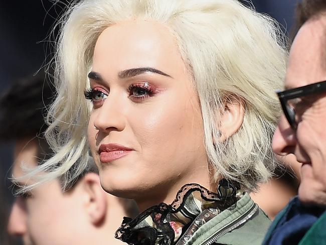 Singer Katy Perry (L) attends the runway for the Marc Jacobs collection during New York Fashion Week on February 16, 2017, in New York City. / AFP PHOTO / Angela Weiss