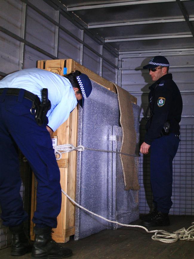 Boxed artworks by Bill Henson carried out of Roslyn Oxley9 Gallery Paddington and loaded into a truck by police in Sydney in 2008. Picture: AAP