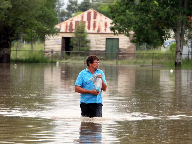 NEWS-BCM .03/02/12 .Roma floods. Evacuations are in full swing as floodwaters rise.Locals leave their homes . Pix-Rob Maccoll