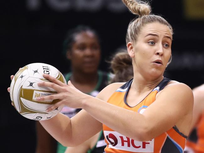 Jamie-Lee Price of the Giants looks for a pass during the Super Netball Major Semi Final match between Giants Netball and the West Coast Fever at QuayCentre in Sydney, Saturday, August 11, 2018. (AAP Image/Brendon Thorne) NO ARCHIVING, EDITORIAL USE ONLY
