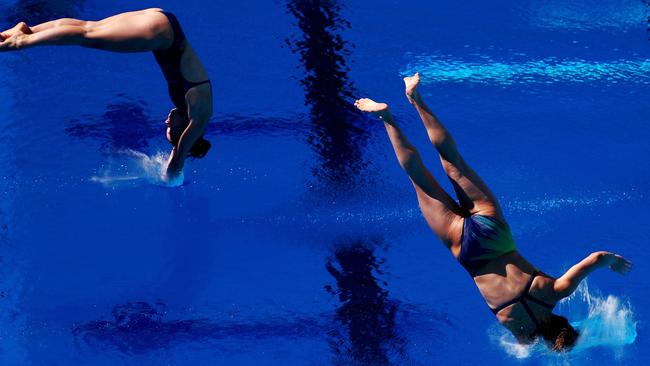 Maddison Keeney and Anabelle Smith get a dive wrong in the women's 3m synchronised diving.