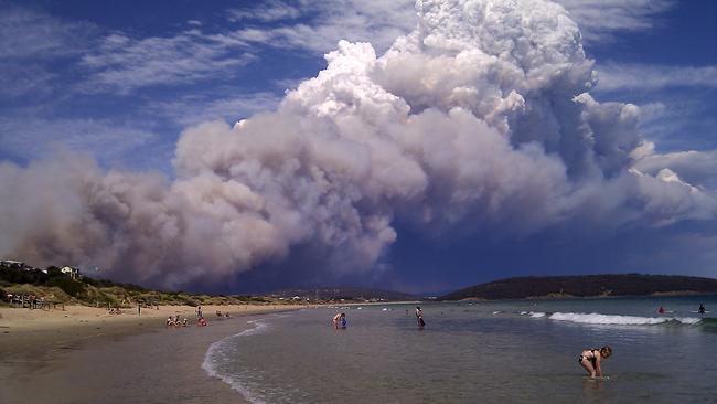 A bushfire smoke plume visible from Park Beach in Forcett, southeast of Hobart, Tasmania, Friday, Jan. 4, 2013. (AAP Image/Jo Giuliani)