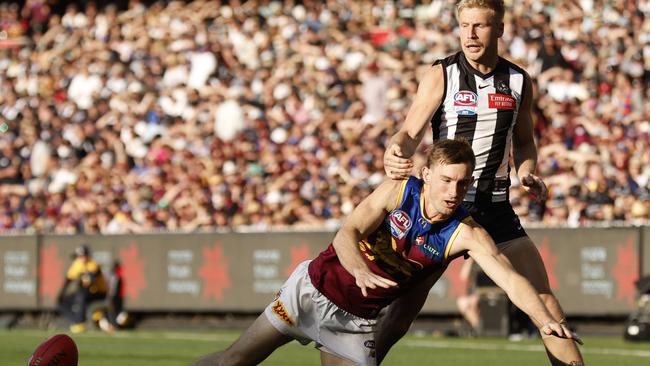 MELBOURNE, AUSTRALIA - SEPTEMBER 30: Billy Frampton of the Magpies competes with Harris Andrews of the Lions during the 2023 AFL Grand Final match between Collingwood Magpies and Brisbane Lions at Melbourne Cricket Ground, on September 30, 2023, in Melbourne, Australia. (Photo by Darrian Traynor/AFL Photos/via Getty Images)