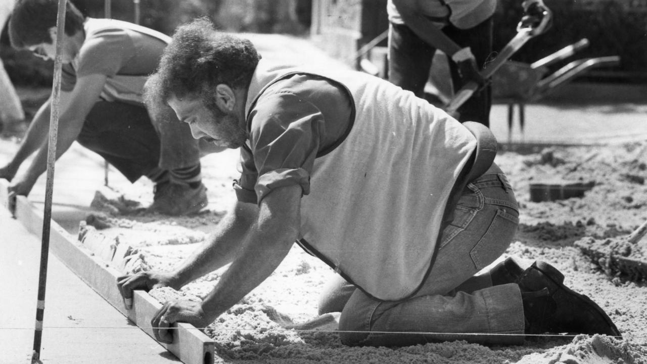 Tex Ferguson works on repaving part of King William Rd in 1985. ê