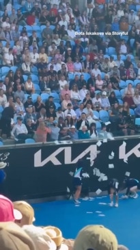 Protester throws "Free Palestine" leaflets onto court and halts Australian Open