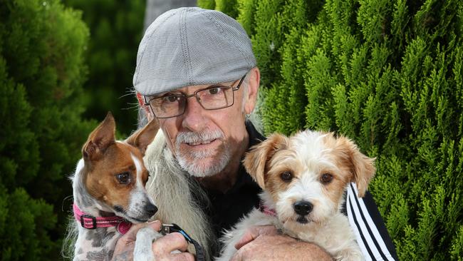 Andy Snook and two of his dogs Casey and Peaches. (AAP IMAGE / Robert Pozo)