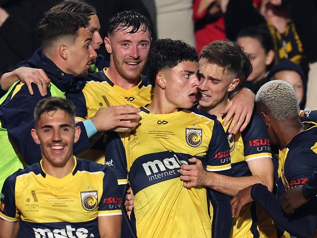 Miguel Di Pizio and the Central Coast Mariners celebrate his goal. Picture: Getty Images