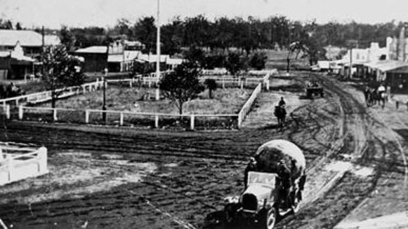 Motor and horse traffic in Lamb Street, Murgon, ca. 1924. A striking contrast of old and new modes of transport. Source: QldPics