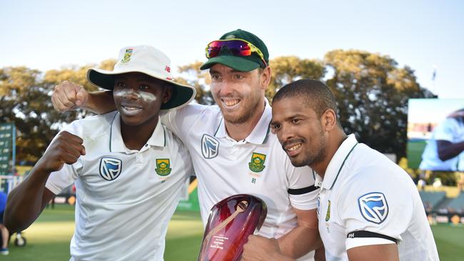 (L-R) South Africa's Kagiso Rabada, Kyle Abbott and Vernon Philander hold the trophy after beating Australia in the series at the end of the game on the fourth day of the third Test cricket match between Australia and South Africa at the Adelaide Oval in Adelaide on November 27, 2016. / AFP PHOTO / Peter PARKS / IMAGE RESTRICTED TO EDITORIAL USE - STRICTLY NO COMMERCIAL USE