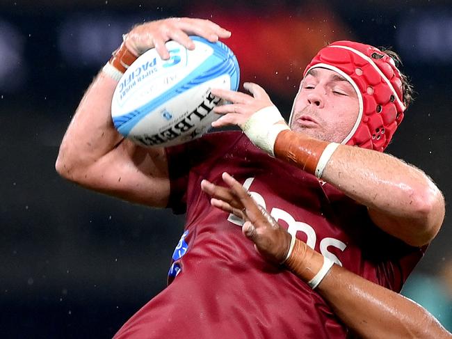 BRISBANE, AUSTRALIA - FEBRUARY 24: Harry Wilson of the Reds and Jed Holloway of the Waratahs compete at the lineout during the round one Super Rugby Pacific match between Queensland Reds and NSW Waratahs at Suncorp Stadium, on February 24, 2024, in Brisbane, Australia.  (Photo by Bradley Kanaris/Getty Images)