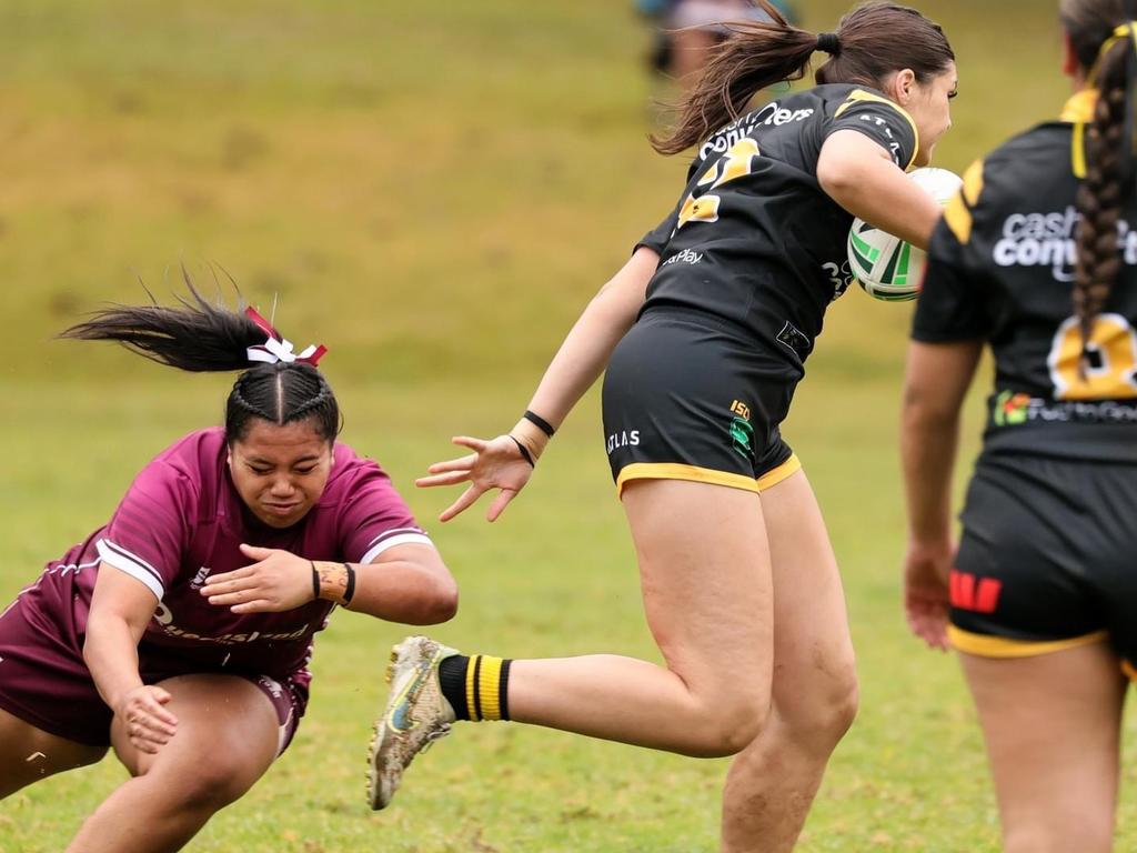 Caitlin Loader skips away from an Alice Shannon tackle. Pic: NashysPix.