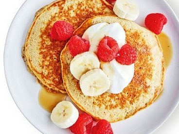 350 calorie breakfasts: Oat banana pancakes with raspberries.