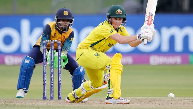 Australia's Beth Mooney (R) plays a shot as Sri Lanka's wicketkeeper Anushka Sanjeewani (L) looks on during the Group A T20 women's World Cup cricket match between Sri Lanka and Australia at St George's Park in Gqeberha on February 16, 2023. (Photo by Marco Longari / AFP)