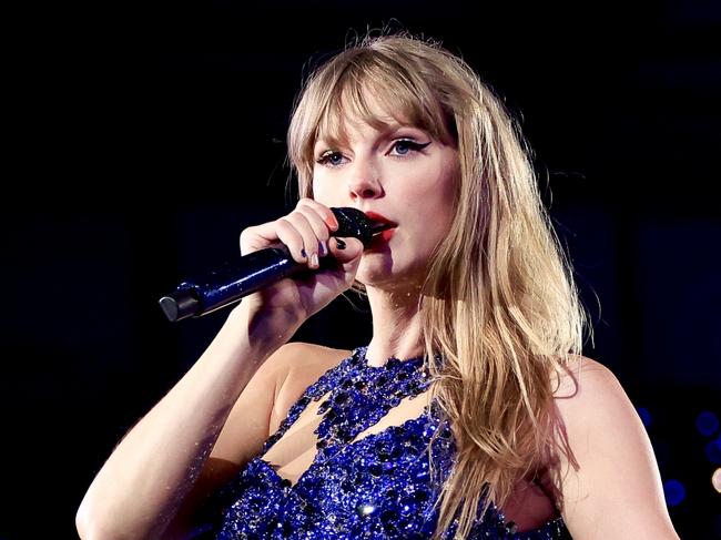 SAO PAULO, BRAZIL - NOVEMBER 24: (EDITORIAL USE ONLY. NO BOOK COVERS.) Taylor Swift performs onstage during "Taylor Swift | The Eras Tour" at Allianz Parque on November 24, 2023 in Sao Paulo, Brazil. (Photo by Buda Mendes/TAS23/Getty Images for TAS Rights Management )