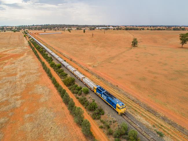 Supplied pics of the inland rail from Melbourne to Sydney being built. Deputy Prime Minister - Media Release - Parkes to Narromine Inland Rail complete.