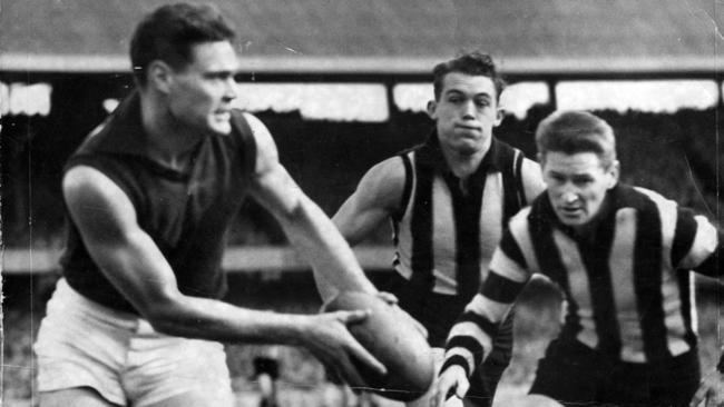 SEPTEMBER 1, 1956 : VFL player Ron Barassi (ball) playing for Melbourne against Collingwood at MCG in Melbourne 01/09/56. pic News Ltd. Australian Rules (AFL) A/CT