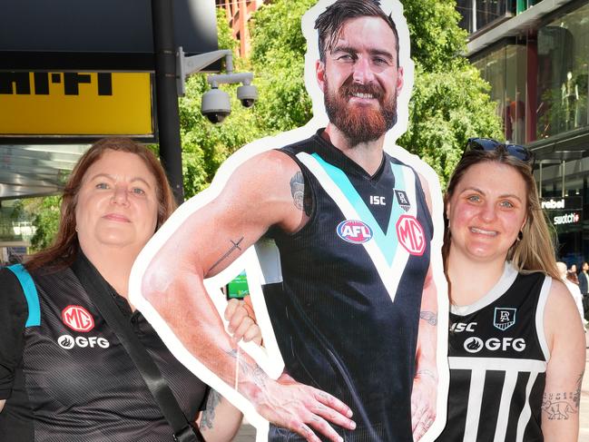 Paul Ashenden took cutout of Port star, Charlie Dixon, to Pitt Street Mall in Sydney, to see if anyone knew of Charlie, or indeed, cared much about the AFL preliminary final between Port and Sydney. Port fans, Leanne (L) and Sarah Goldsmith from Adelaide, were well aware who Charlie is. 19 September 2024. Picture Dean Martin