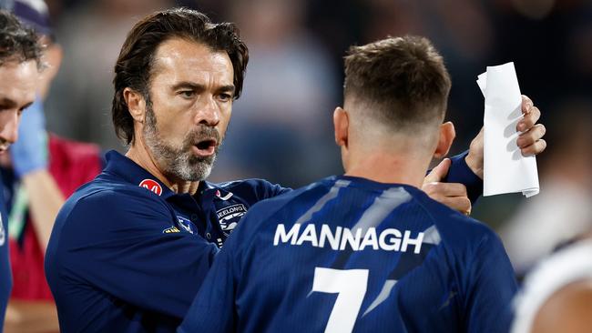 Chris Scott speaks with Shaun Mannagh during the match Picture: Michael Willson/AFL Photos via Getty Images