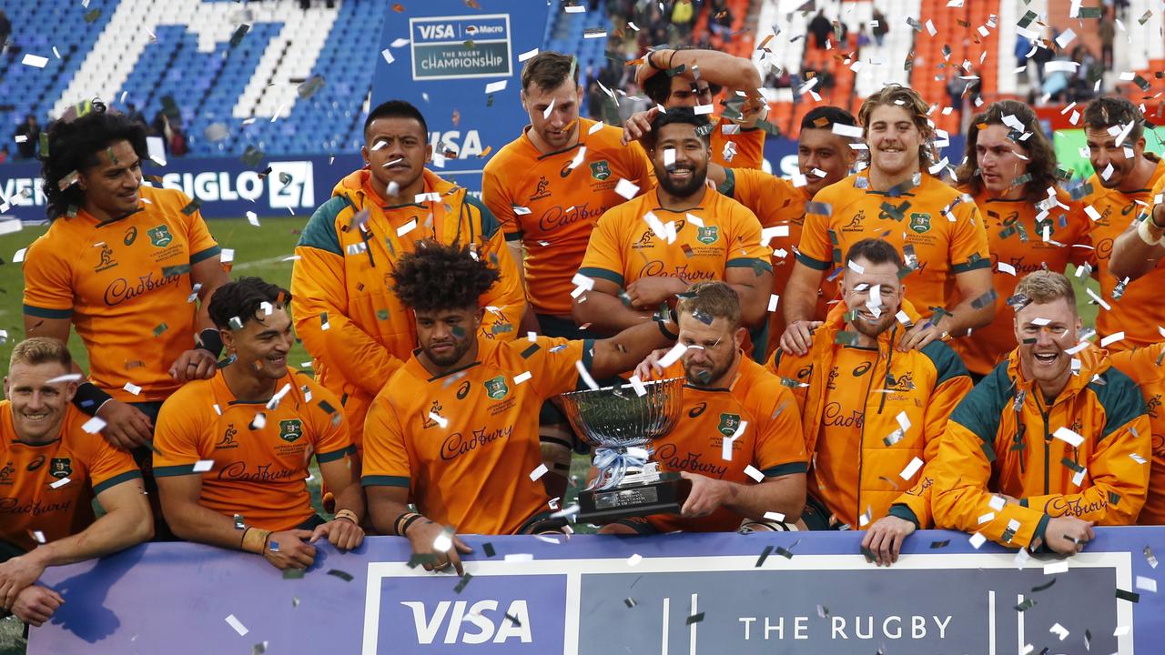 James Slipper and teammates celebrate with the Puma Trophy after beating Argentina at Estadio Malvinas Argentinas on August 06, 2022 in Mendoza.  Photo: Getty Images