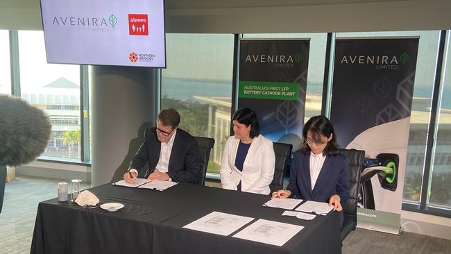 Avenira’s Brett Clark, chief minister Natasha Fyles and ALEEESA’s Jamie Lee sign on the dotted line.