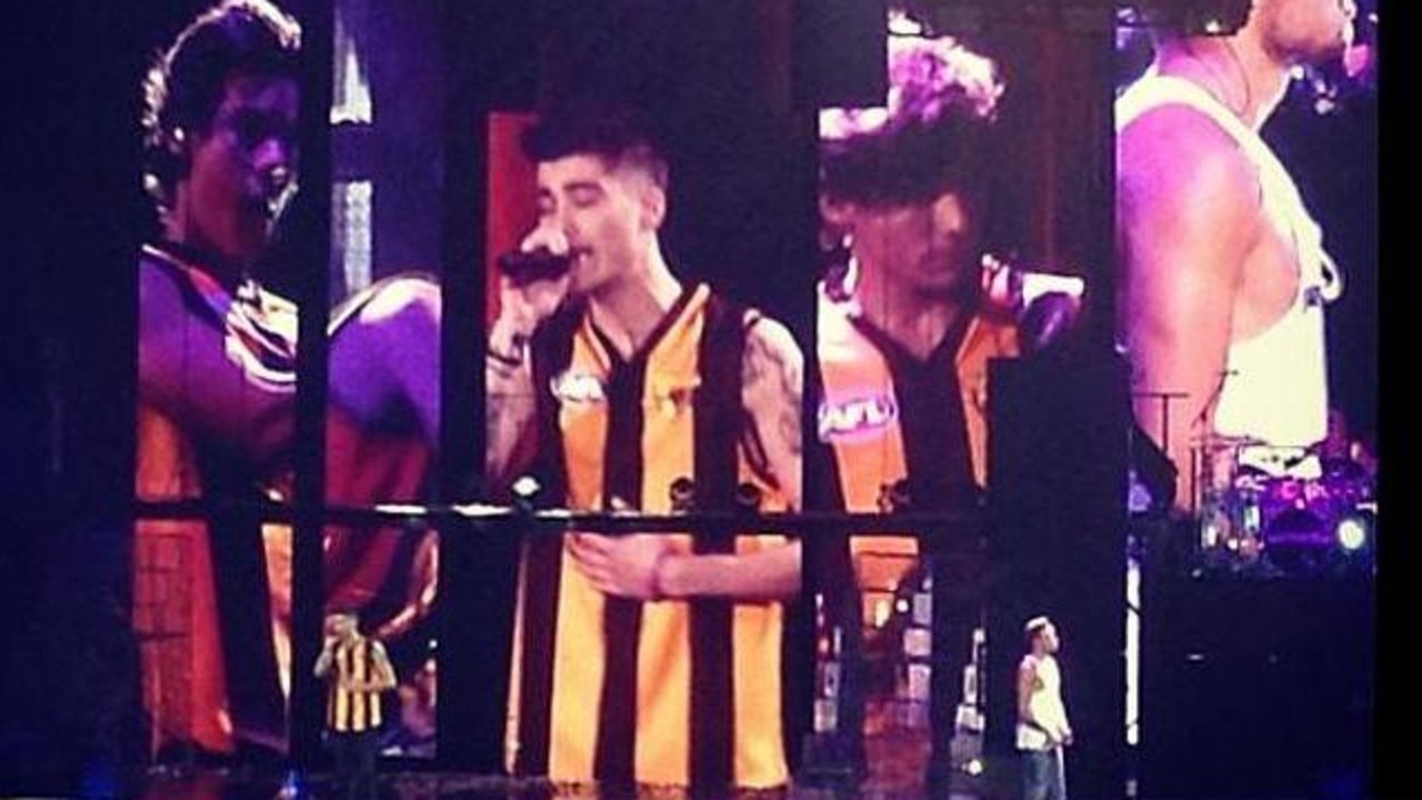 1D gets behind the Hawks.