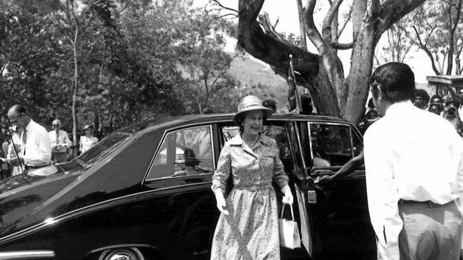 Sir Yocklunn welcomes HRH Queen Elizabeth II to Port Moresby in 1982