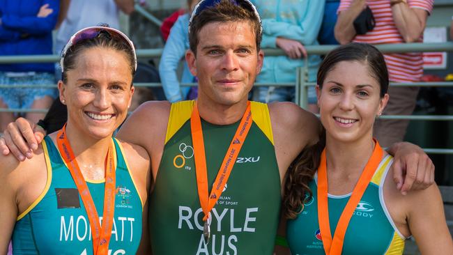 Last year’s Nepean Triathlon winners Emma Moffatt (left) and runner-up Ashleigh Gentle with men’s winner Aaron Royle. (JGRImages)