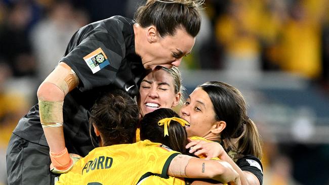 BRISBANE, AUSTRALIA - AUGUST 12: Mackenzie Arnold of Australia celebrates with her team mates after Cortnee Vine of Australia scores her team's tenth penalty in the penalty shoot out during the FIFA Women's World Cup Australia & New Zealand 2023 Quarter Final match between Australia and France at Brisbane Stadium on August 12, 2023 in Brisbane, Australia. (Photo by Bradley Kanaris/Getty Images)