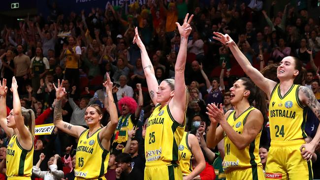 Tess Madgen, Cayla George, Lauren Jackson, Marianna Tolo and Anneli Maley of Australia react.