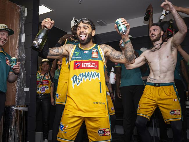 MELBOURNE, AUSTRALIA - MARCH 31: Jordon Crawford of the JackJumpers celebrates with teammates after winning game five of the NBL Championship Grand Final Series between Melbourne United and Tasmania JackJumpers at John Cain Arena, on March 31, 2024, in Melbourne, Australia. (Photo by Daniel Pockett/Getty Images)