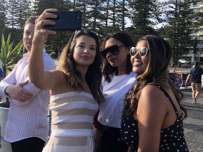 Victoria Beckham visits Hugo’s in Manly and poses with fans outside the restaurant on Sunday. Picture: Manly Daily, Andrea McCullagh