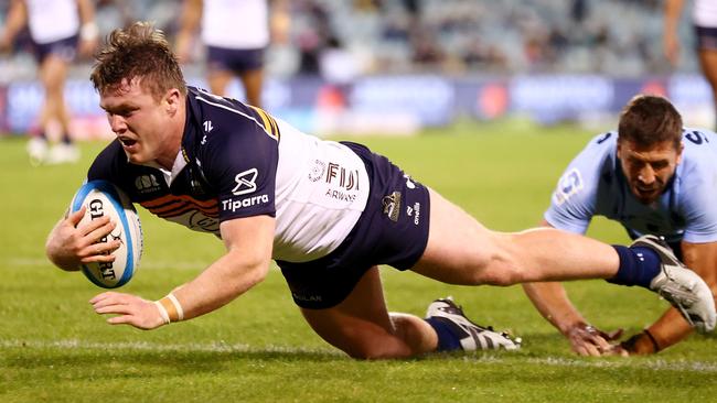 CANBERRA, AUSTRALIA - MAY 03: Billy Pollard of the Brumbies dives to score a try during the round 12 Super Rugby Pacific match between ACT Brumbies and NSW Waratahs at GIO Stadium, on May 03, 2025, in Canberra, Australia. (Photo by Mark Nolan/Getty Images)