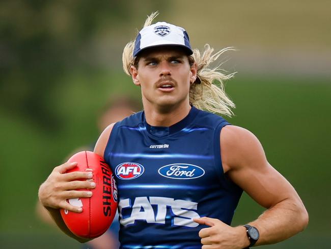 GEELONG, AUSTRALIA - DECEMBER 06: Bailey Smith of the Cats in action during a Geelong Cats training session at Deakin University on December 06, 2024 in Geelong, Australia. (Photo by Dylan Burns/AFL Photos via Getty Images)