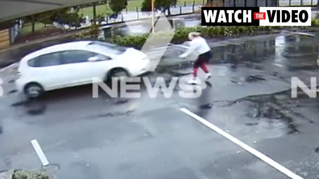 Terrifying moment man steals car with baby in backseat (7NEWS)