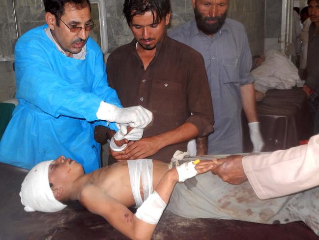 Pakistani paramedics treat an injured blast victim at a hospital in Bajaur Agency near the Pakistan-Afghanistan border on September 16, 2016, following a suicide bombing at a mosque in the Mohmand tribal district. A suicide bomber killed at least 20 people and wounded more than 30 others as they attended on September 16 prayers at a mosque in a northwestern Pakistani tribal area, officials said. / AFP PHOTO / ANWARULLAH KHAN