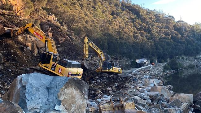 2000 tonnes of rocks is being cleared from a section of the Tasman Highway. Source: RoadsTas.