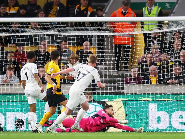 WOLVERHAMPTON, ENGLAND - MAY 11: Kevin De Bruyne of Manchester City scores their side's fourth goal past Jose Sa of Wolverhampton Wanderers during the Premier League match between Wolverhampton Wanderers and Manchester City at Molineux on May 11, 2022 in Wolverhampton, England. (Photo by Catherine Ivill/Getty Images)