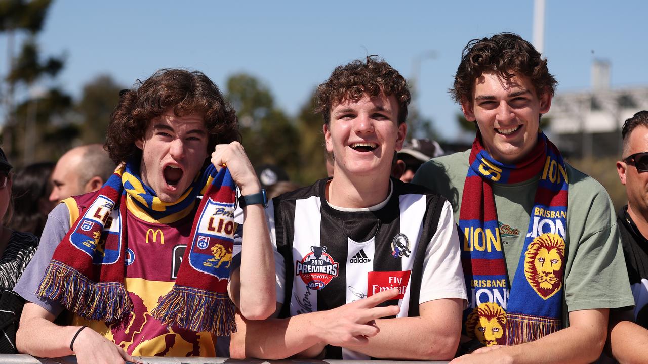 MELBOURNE, AUSTRALIA - SEPTEMBER 29: Collingwood Magpies and Brisbane Lions fans show their support during the 2023 AFL Grand Final Parade on September 29, 2023 in Melbourne, Australia. (Photo by Robert Cianflone/Getty Images)