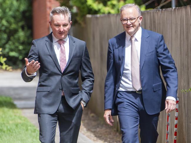 SYDNEY, AUSTRALIA. NewsWire Photos. FEBRUARY 28, 2025. Australian Prime Minister Anthony Albanese and Minister Chris Bowen visit an apartment building in Ashfield that has installed solar panels.  Picture: NewsWire / Jeremy Piper