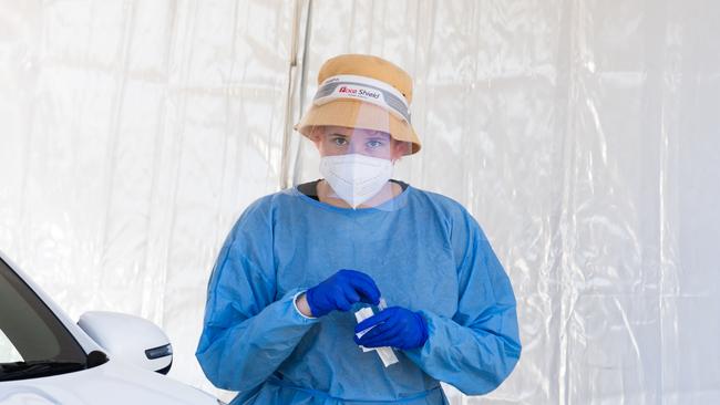 BRISBANE, AUSTRALIA - NewsWire Photos - OCTOBER 5, 2021.A health worker is seen at a drive through Covid-19 clinic in Brisbane. Picture: NCA NewsWire / Dan Peled