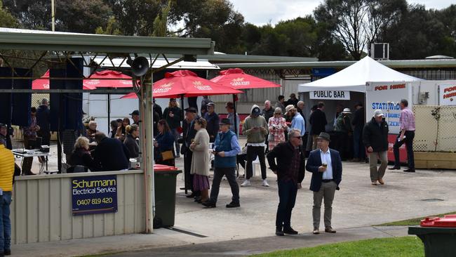 Hamilton Cup Races 2022 - Crowd arriving at the Hamilton Cup.