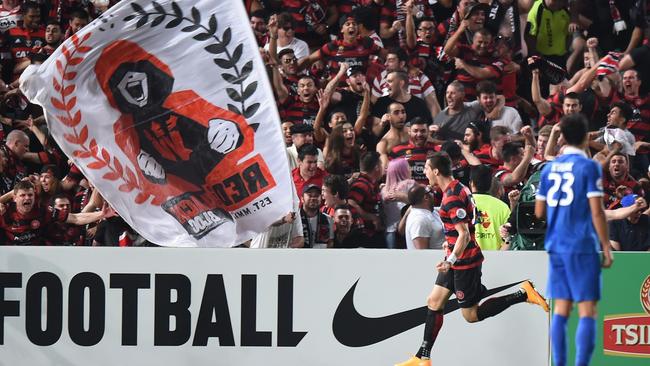 Tomi Juric celebrates scoring a goal during the first leg of their Asian Champions League final. (AFP PHOTO/Peter PARKS)