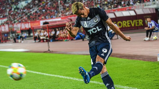 Melbourne Victory's Keisuke Honda takes a corner in the AFC Champions League match against Guangzhou Evergrande. Picture: AFP