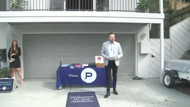 Replay: Brisbane house auction - 49 Hockings St, Holland Park West