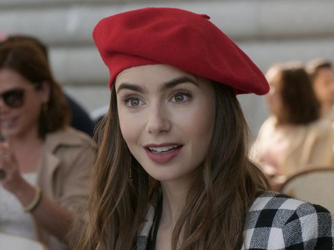 EMILY IN PARIS (L to R) LILY COLLINS as EMILY in episode 103 of EMILY IN PARIS. Cr. COURTESY OF NETFLIX Â© 2020