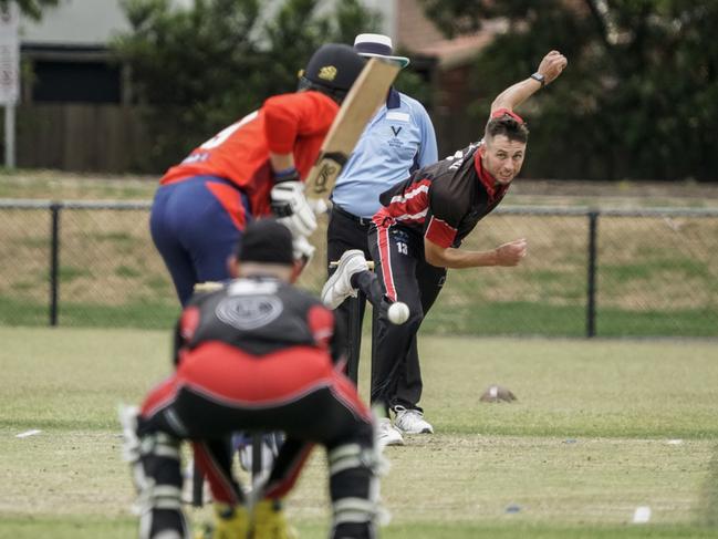 Lewis Mildenhall bowling for South Caulfield. Picture: Valeriu Campan