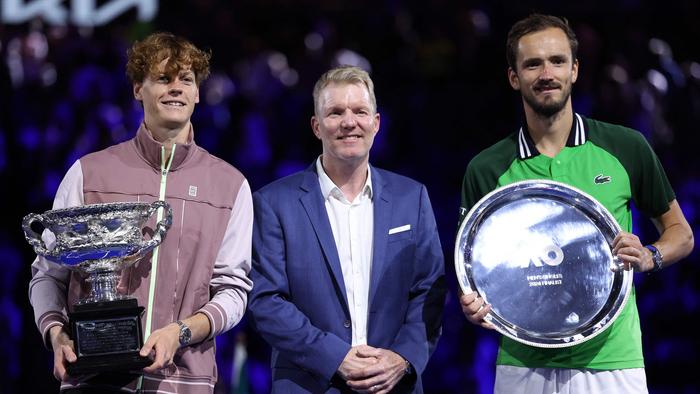 Italy's Jannik Sinner (L) and runner-up Russia's Daniil Medvedev pose for the pictures with former tennis player Jim Courier after their men's singles final match on day 15 of the Australian Open tennis tournament in Melbourne on January 29, 2024. (Photo by Martin KEEP / AFP)